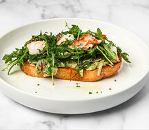 Брускетта с крабом и вялеными томатами