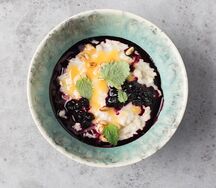 Геркулесовая каша с ягодным соусом и орехами