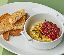 Запеченный камамбер с пряным ягодным соусом