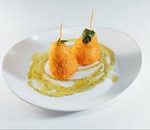 Картофельные зразы с овощами и белым соусом