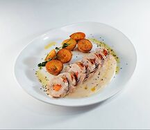 Свиной рулет с овощами и мини-картофелем