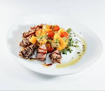 Стейк из тунца с тропическим салатом