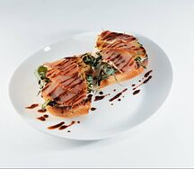 Брускетта с балыком и грушей