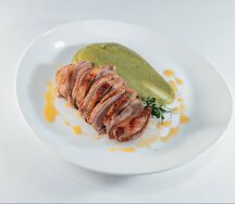 Утиная грудка с картофельным пюре и шпинатом