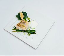 Филе судака с птитимом и спаржей