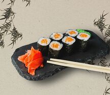 Классический ролл с лососем