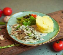 Бефстроганов с картофельным пюре