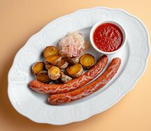 Колбаски с печеным картофелем