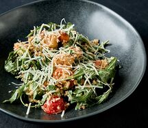 Салат с креветками и киноа