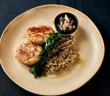 Котлеты из индейки с киноа и грибным соусом