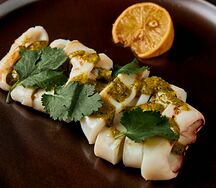 Кальмар на гриле с соусом чимичури