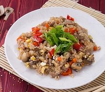 Wok с рисом и говядиной