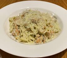 Паста с лососем и соусом песто