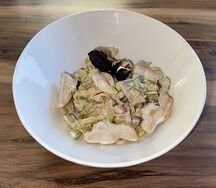 Паста с курицей и овощами