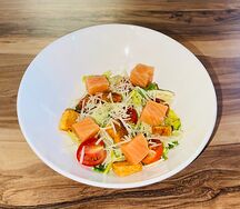 Салат Цезарь с лососем