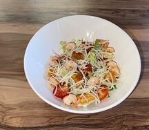 Салат Цезарь с тигровыми креветками