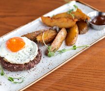 Бифштекс из говядины с яйцом