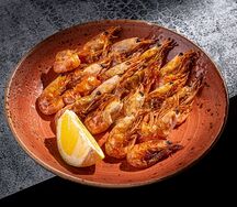 Креветки жареные с лимоном