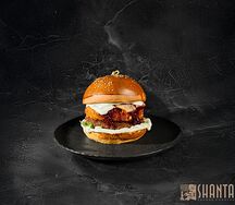 Бургер от шефа с вишневым соусом