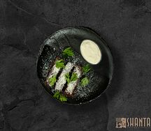 Гренки с пармезаном и соусом блю чиз