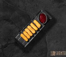 Сырные палочки с вишневым соусом