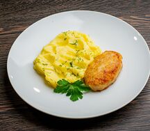 Куриная котлета с пюрешкой