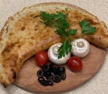 Кальцоне с грибами и ветчиной