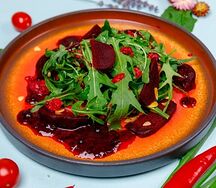 Свекла с рукколой в ягодном соусе
