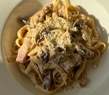 Паста тальятелле с курицей, беконом и грибами в сливочном соусе