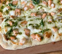Пинса с лососем, креветками и соусом песто