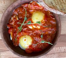 Шакшука с овощами и тостом с тыквенными семечками