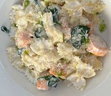 Паста фарфалле с лососем и шпинатом