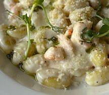 Ньокки с креветками, сыром дор блю и песто в сливочном соусе
