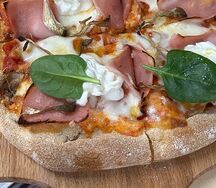 Пинса с ветчиной из индейки, сыром страчателла и трюфельным маслом