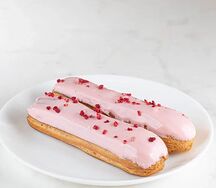 Пирожное Эклер малиновый