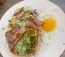 Вафли с авокадо, глазуньей и беконом