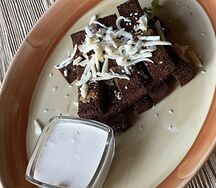 Гренки с сыром и соусом блю чиз