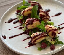 Жареный камамбер с соусом из черной смородины