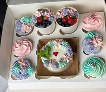 Набор Нежный бенто-торт, 6 капкейков и 2 Cake to go на День матери