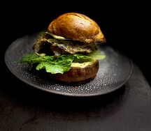 Бургер с яйцом и беконом