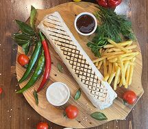 Шаурма с картофелем фри и соусом