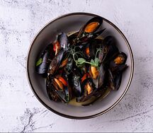 Мидии в вином соусе