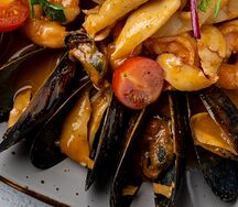 Фетучини с морепродуктами в соусе биск