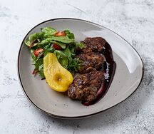 Салат с печенью и грушей