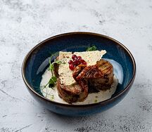 Медальоны из свинины с кунжутным соусом и чипсами из пармезана