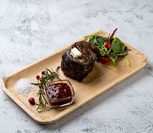 Стейк миньон с салатом из томатов