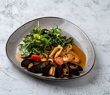 Салат с морепродуктами и соусом биск