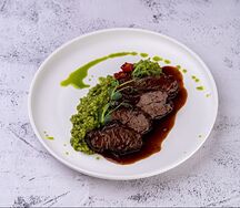 Телячьи щечки в соусе демигляс