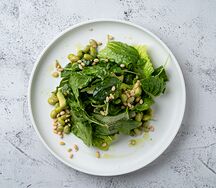 Салат зеленый с авокадо и с бобами эдамаме