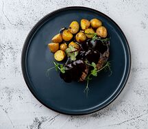 Медальоны из говядины с беби картофелем